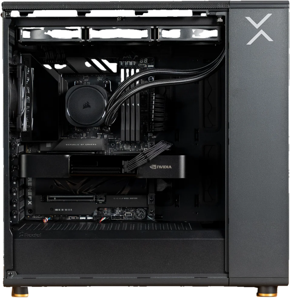KI-Workstation im Tower-Gehäuse mit NVIDIA-GPU und Wasserkühlung, offene Seitenansicht