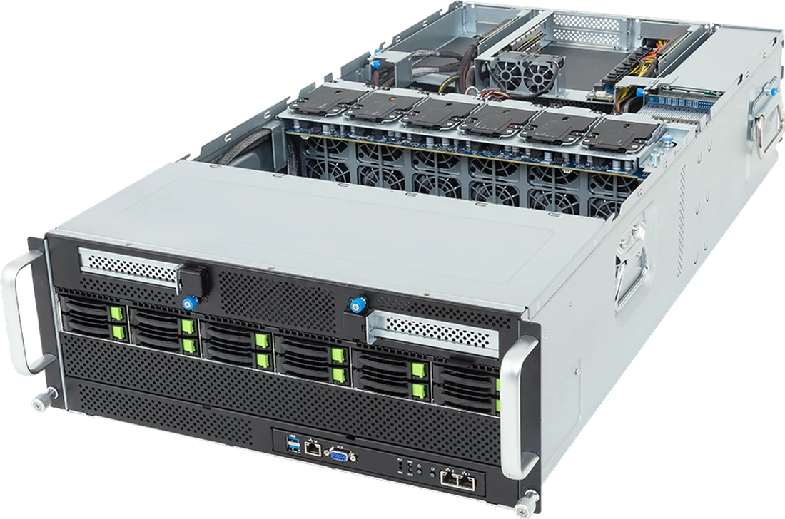 GIGABYTE G494-ZB4-AAP2: 4-HE-GPU-Barebone mit geöffnetem Gehäusedeckel, Blick auf die acht GPU-Steckplätze und die Lüfterreihe