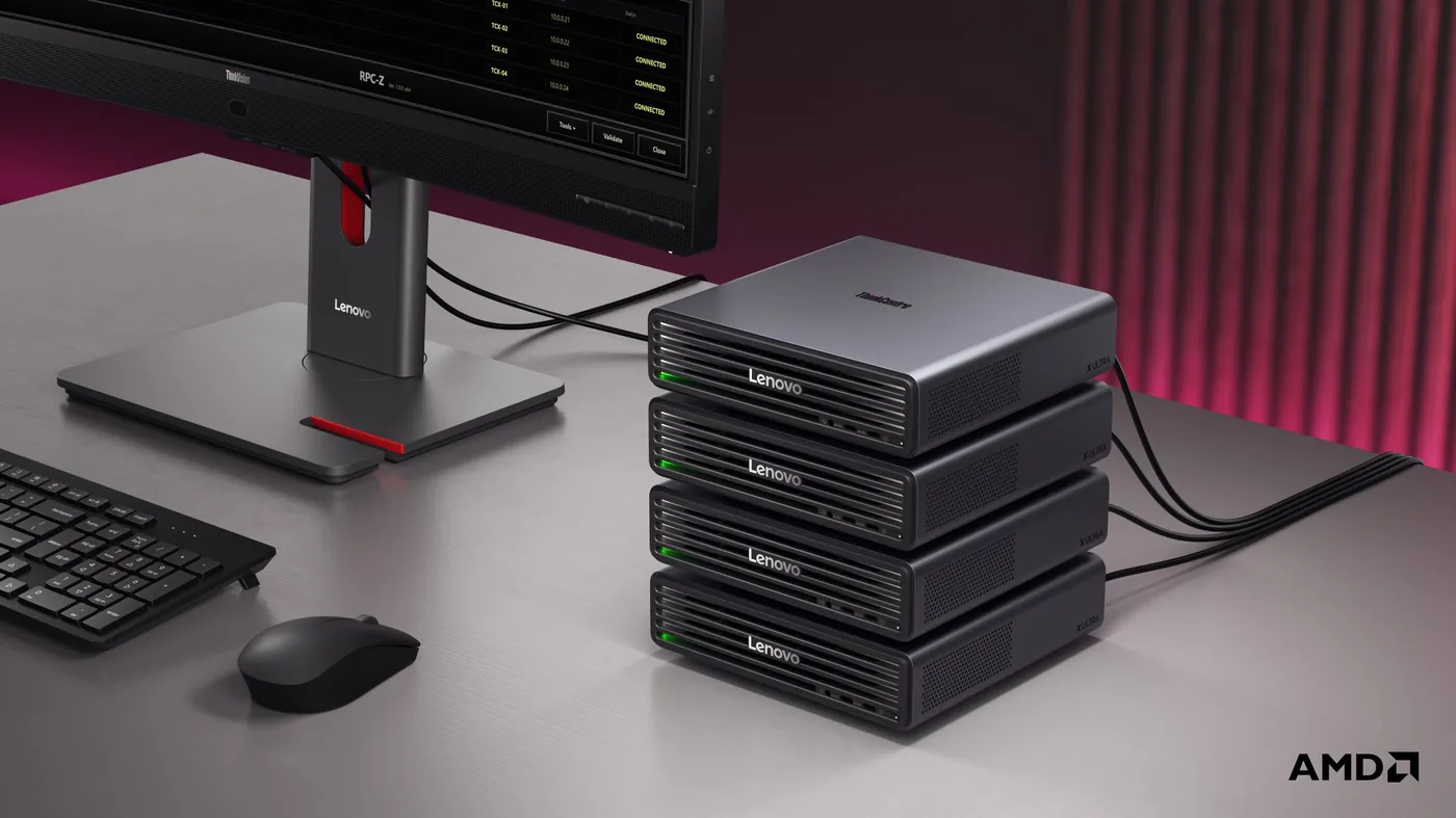 Vier gestapelte Lenovo ThinkCentre X Ultra auf einem Schreibtisch neben einem ThinkVision-Monitor