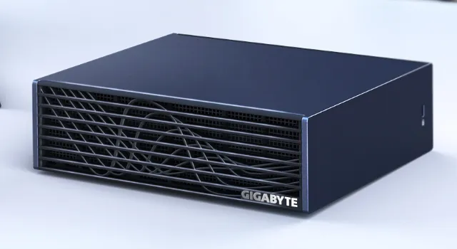 GIGABYTE AI TOP ATOM: dunkelblaues Kompaktgehäuse mit Wellen-Frontgitter