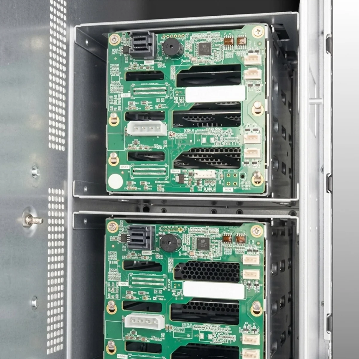 Backplanes der beiden Hot-Swap-Module im AZZA Trail