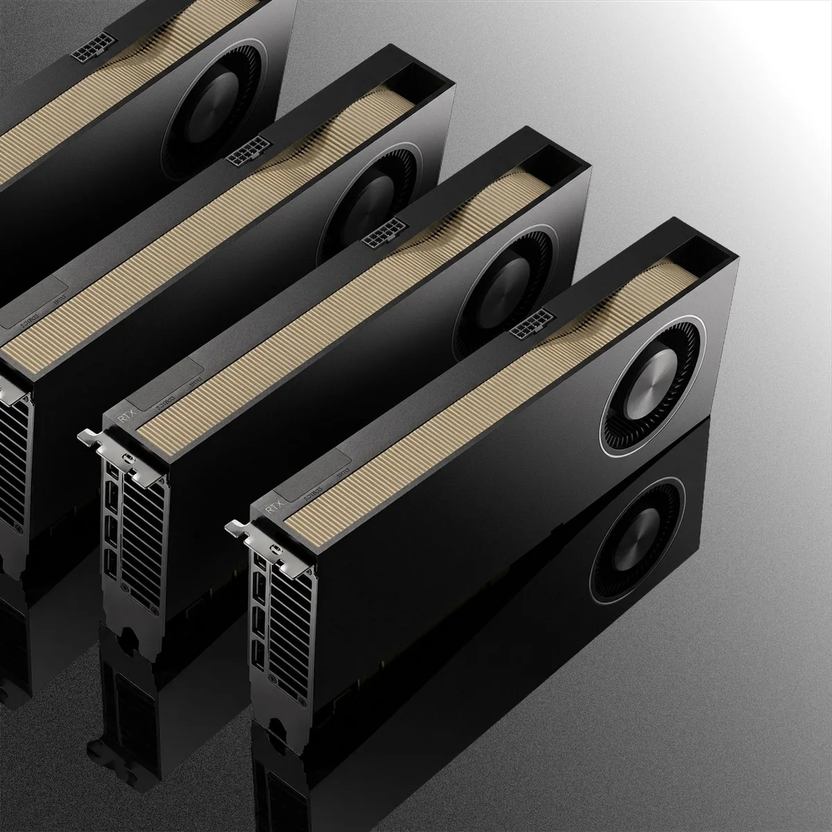Vier NVIDIA RTX PRO Grafikkarten mit Gebläse